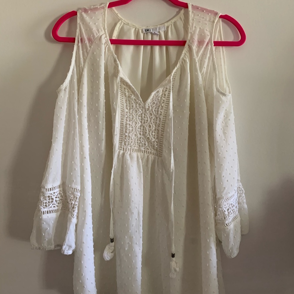 Cute white cream flowy blouse!